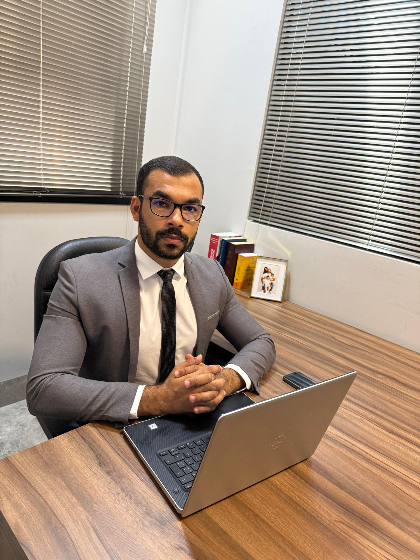 Advogado Iago Augusto atendendo em seu escritório